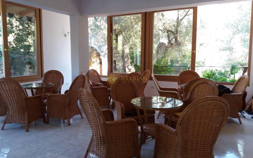 Hotel në shitje, Qeparo