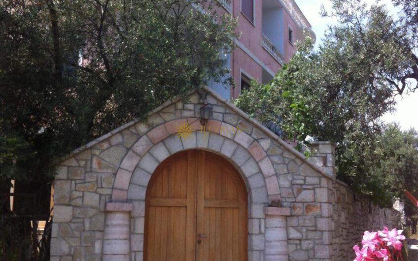 Hotel në shitje, Qeparo