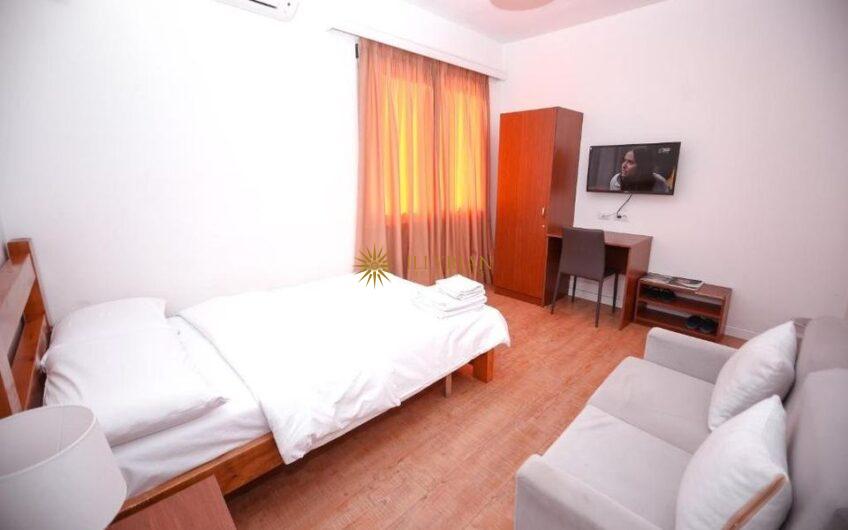 Hotel në shitje, Kombinat