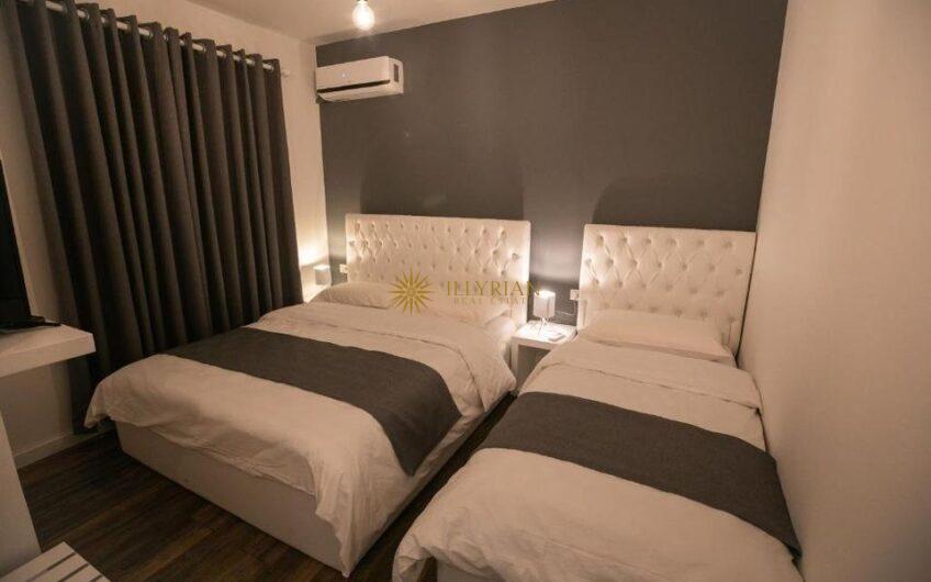 Hotel në shitje, Kombinat