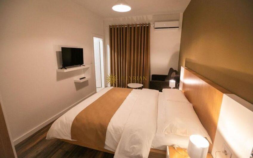 Hotel në shitje, Kombinat