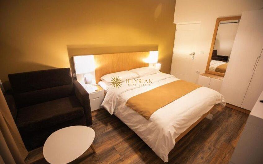 Hotel në shitje, Kombinat