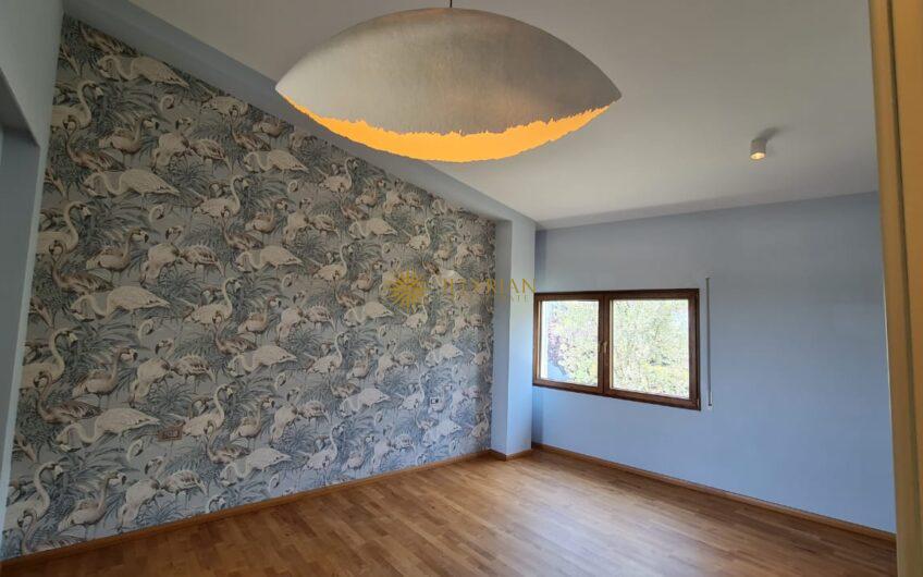 Vilë 3-katëshe në shitje, Long Hill Residence
