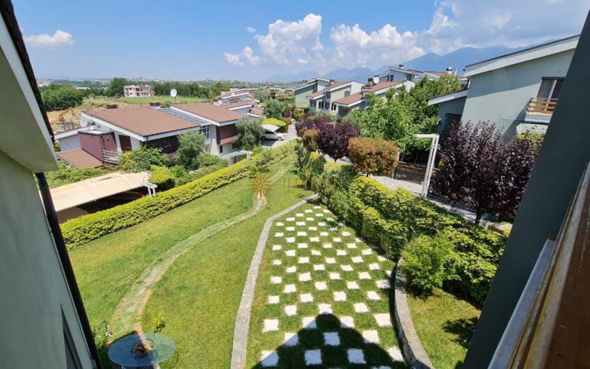 Vilë 3-katëshe në shitje, Long Hill Residence