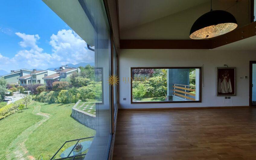 Vilë 3-katëshe në shitje, Long Hill Residence