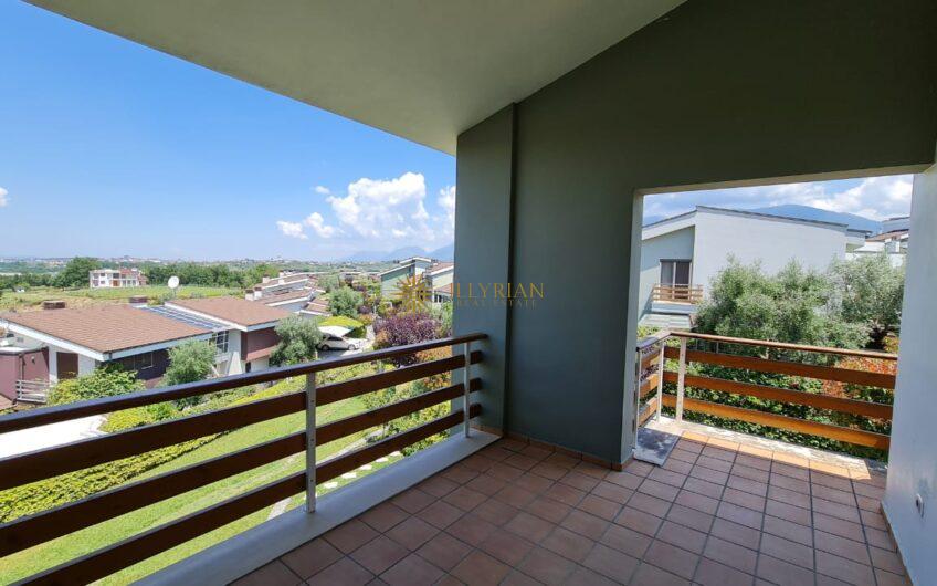 Vilë 3-katëshe në shitje, Long Hill Residence