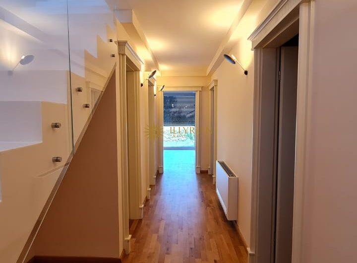 Vilë 3-katëshe në shitje, Long Hill Residence