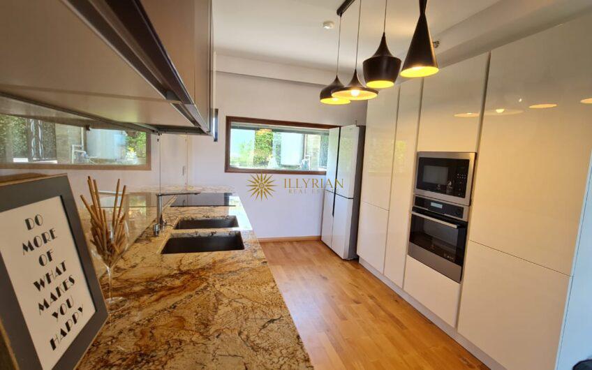 Vilë 3-katëshe në shitje, Long Hill Residence