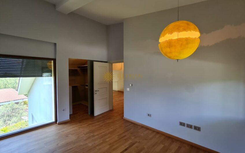 Vilë 3-katëshe në shitje, Long Hill Residence