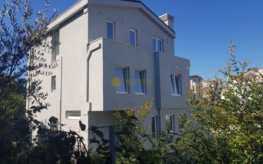 Vilë 3-katëshe me qera, Akacia Hills 2