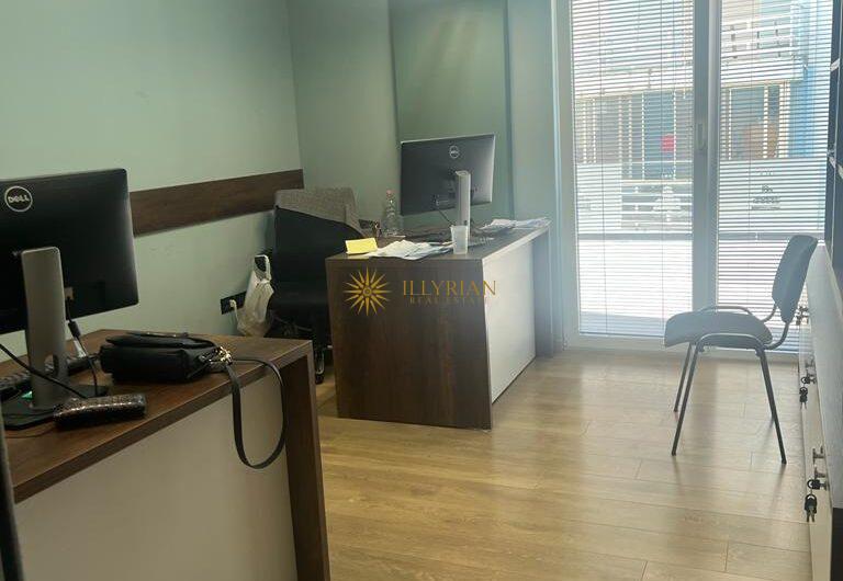 Ambjent zyrash me qera, Liqeni i Thatë