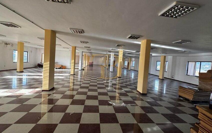 Godinë biznesi me qera, Kombinat