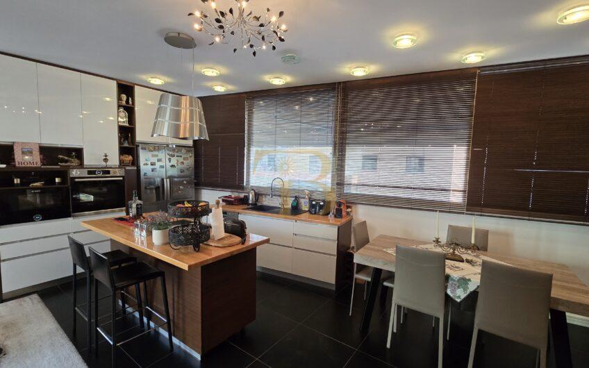 Duplex 2+1+2 me qera, Kristal Center