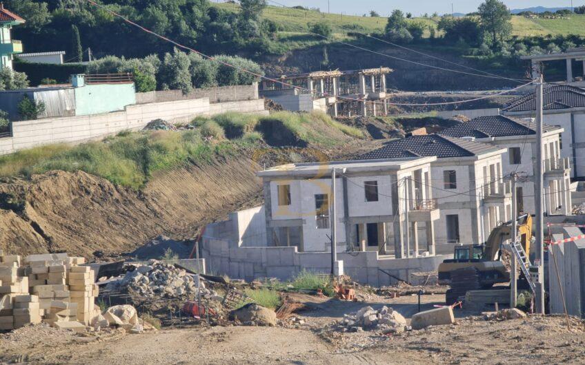 Vilë 2-katëshe në shitje, Rolling Hills Liqeni