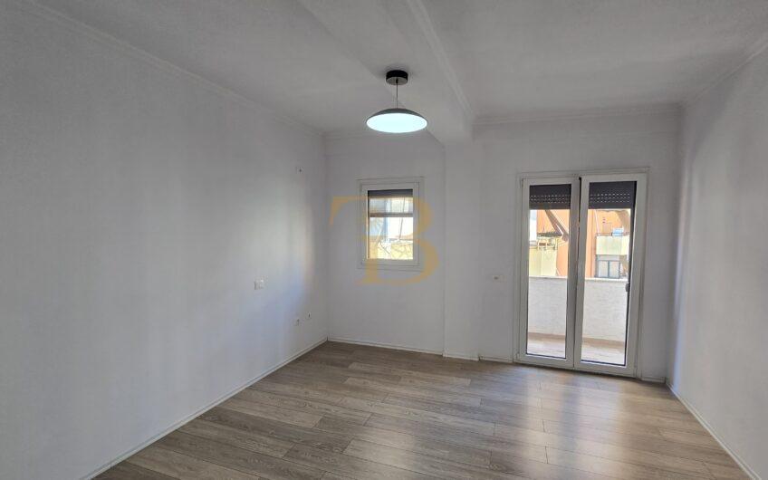 Ambjent zyrash me qera, Komuna e Parisit