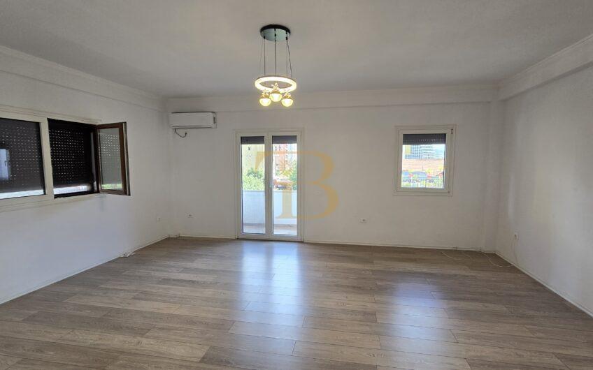 Ambjent zyrash me qera, Komuna e Parisit