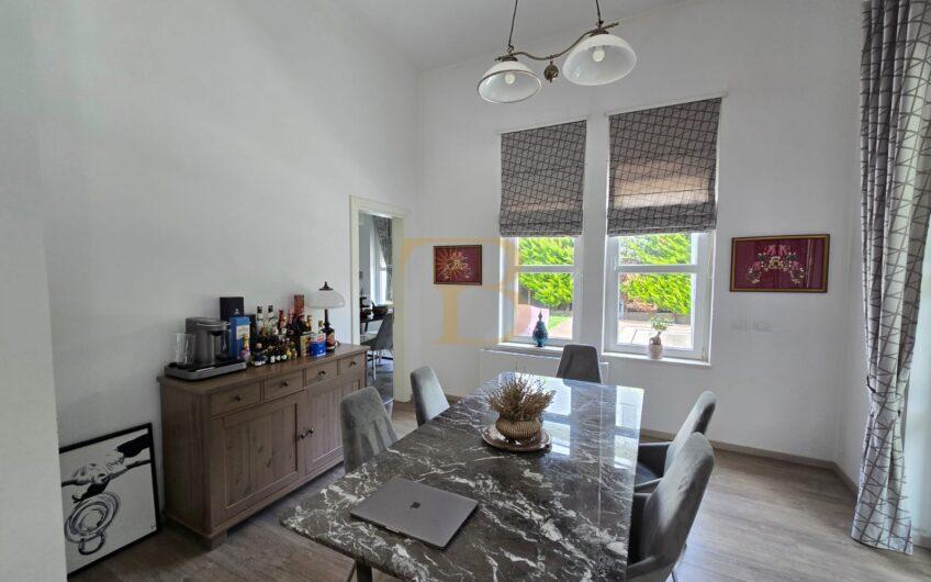 Vilë 3-katëshe në shitje, Rolling Hills