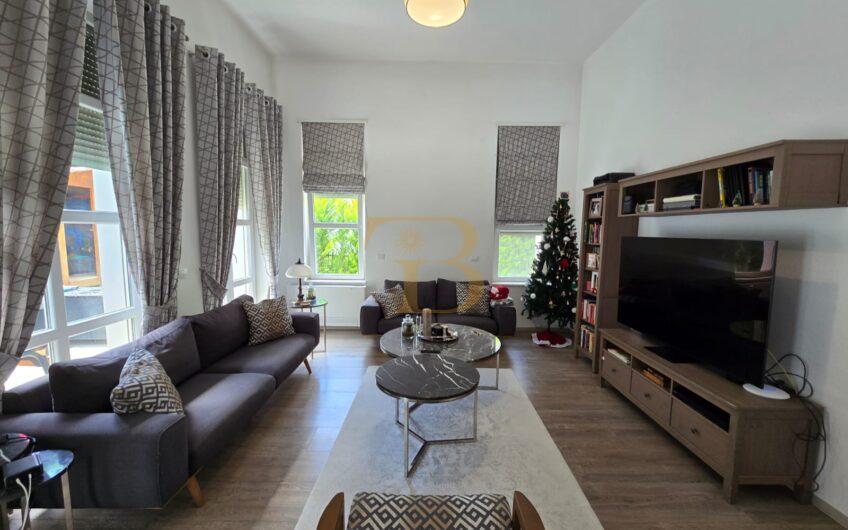 Vilë 3-katëshe në shitje, Rolling Hills