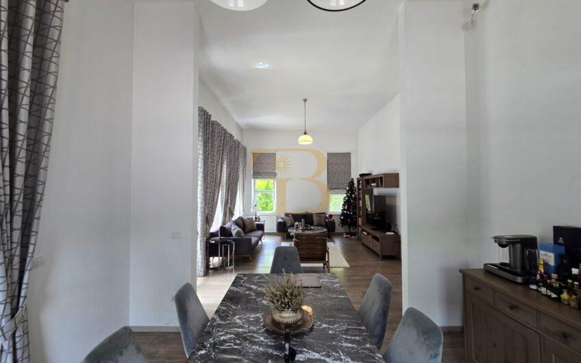 Vilë 3-katëshe në shitje, Rolling Hills