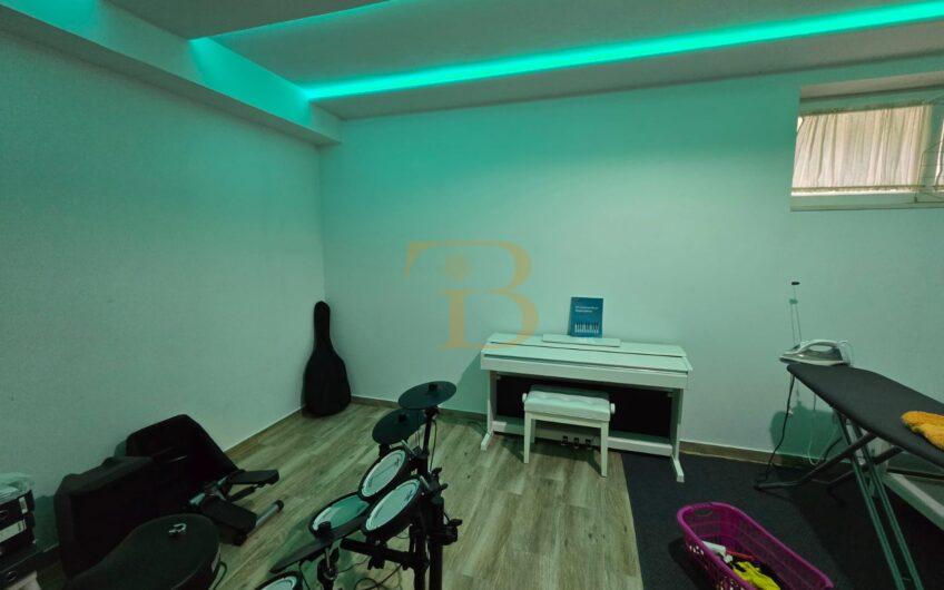 Vilë 3-katëshe në shitje, Rolling Hills