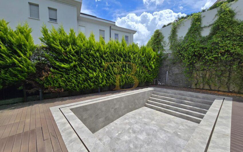 Vilë 3-katëshe në shitje, Rolling Hills