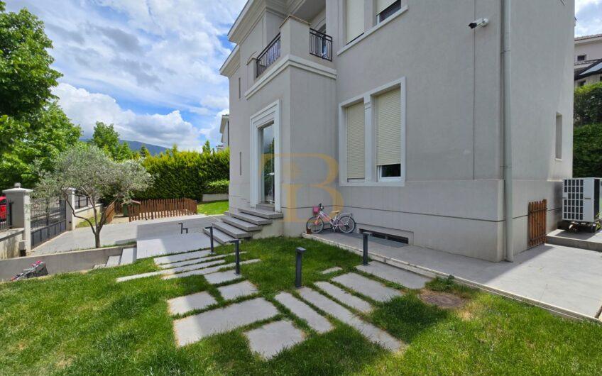 Vilë 3-katëshe në shitje, Rolling Hills