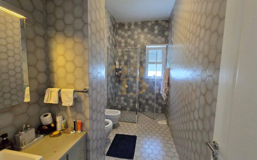 Vilë 3-katëshe në shitje, Rolling Hills