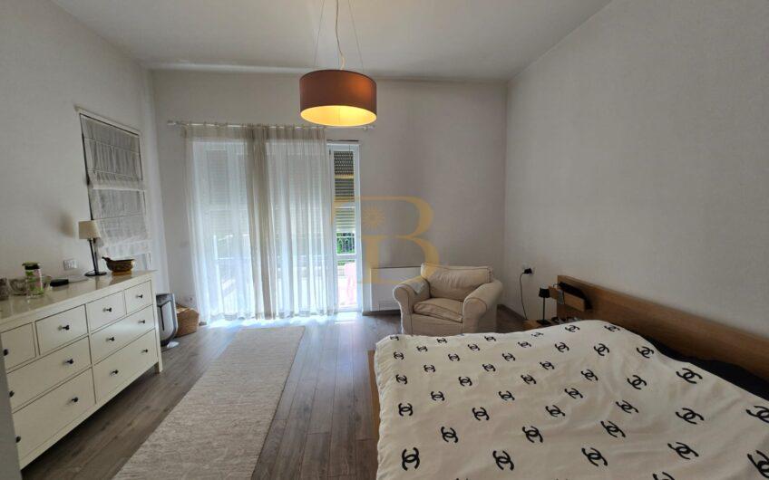 Vilë 3-katëshe në shitje, Rolling Hills