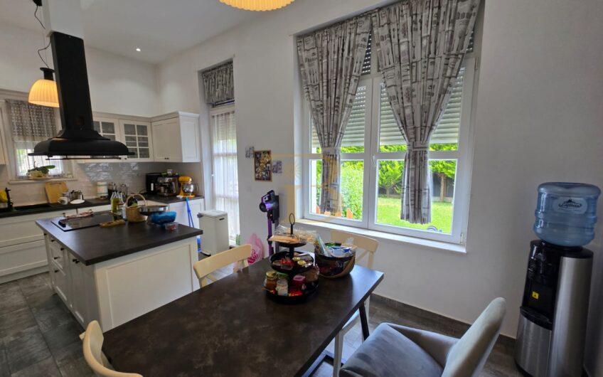 Vilë 3-katëshe në shitje, Rolling Hills