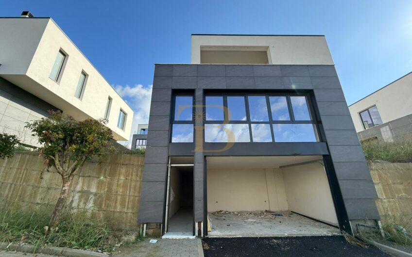 Vilë 2 katëshe në shitje, Lakeside Residence