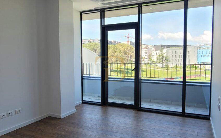 Ambjent zyrash/post parkimi me qera, Lake View Residence