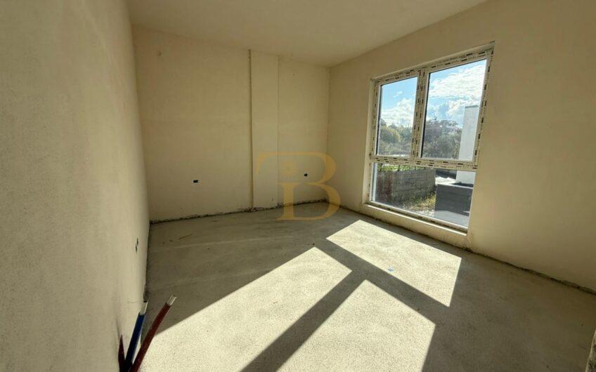 Vilë 2 katëshe në shitje, Lakeside Residence