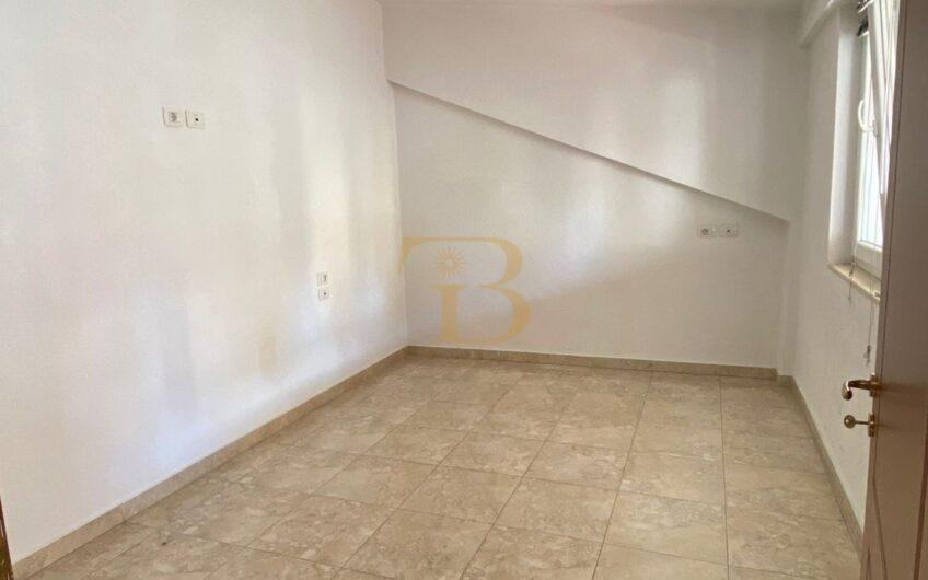 Penthouse me qera, Liqeni i Thatë