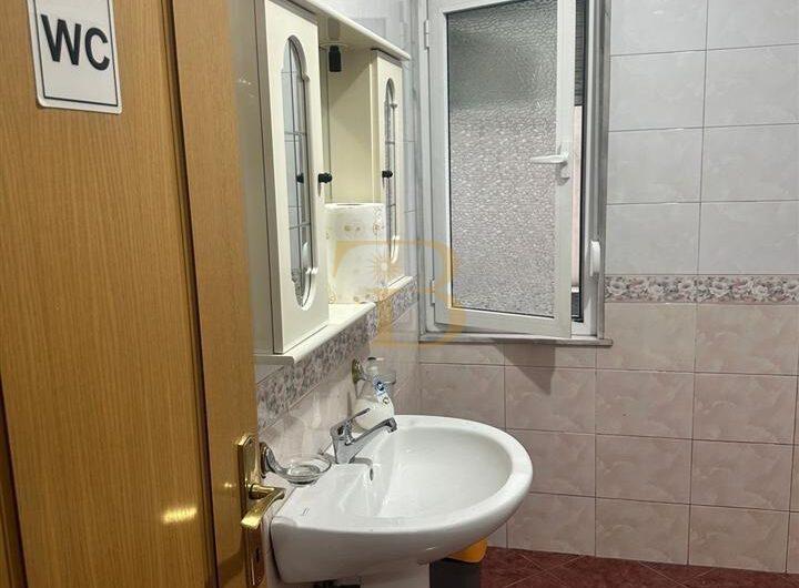 Ambjent zyrash me qera, Bllok