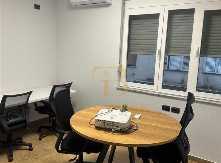 Ambjent zyrash me qera, Bllok