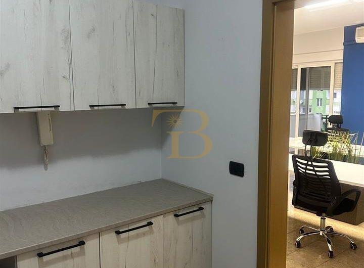 Ambjent zyrash me qera, Bllok