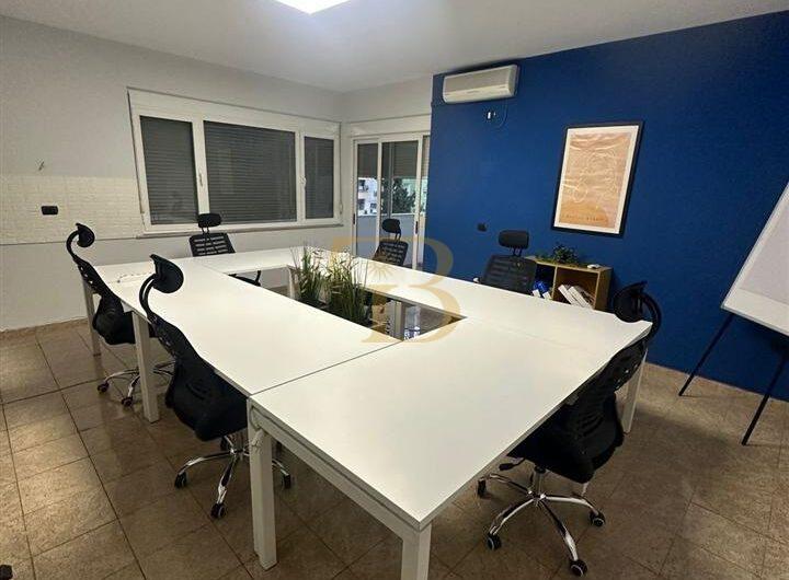 Ambjent zyrash me qera, Bllok