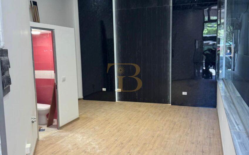 Ambjent biznesi me qera, Rruga e Barrikadave