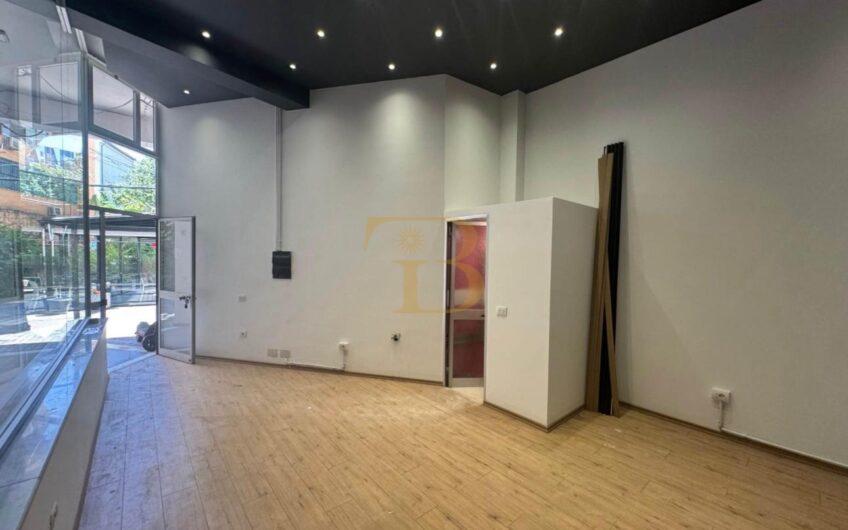 Ambjent biznesi me qera, Rruga e Barrikadave