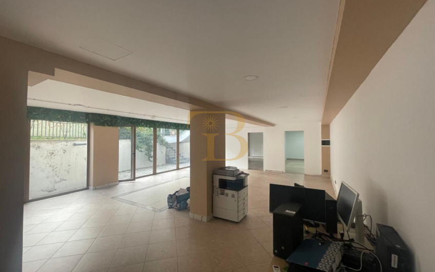 Ambjent zyrash me qera, Pazari i Ri