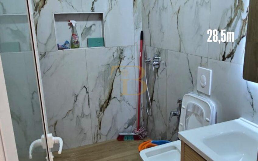 2 Gazoniere në shitje, Ish Diplomat 1