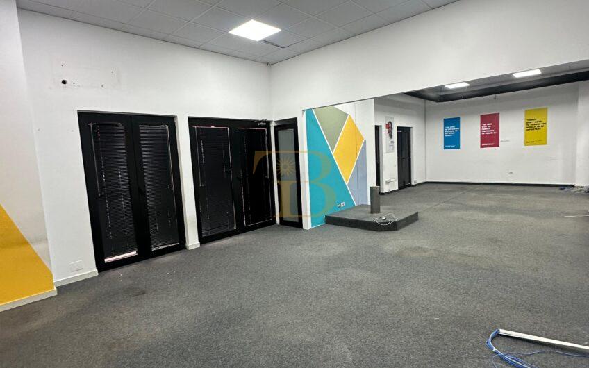 Ambjent biznesi me qera, pranë Spitalit Nënë Tereza