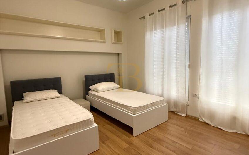 Vilë 3-katëshe me qera, White House