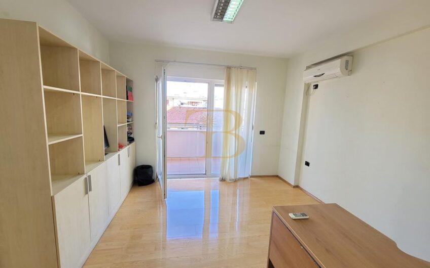 Ambjent biznesi me qera, pranë Sheshit Wilson