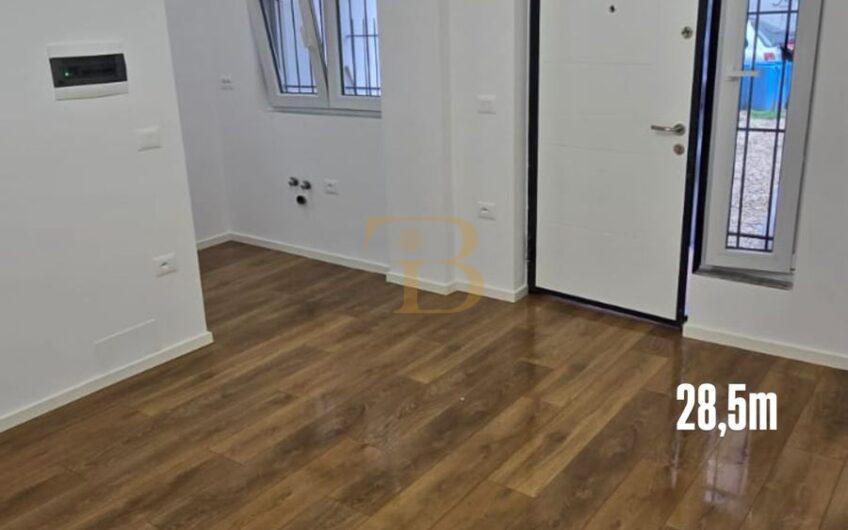 2 Gazoniere në shitje, Ish Diplomat 1