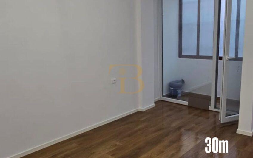 2 Gazoniere në shitje, Ish Diplomat 1