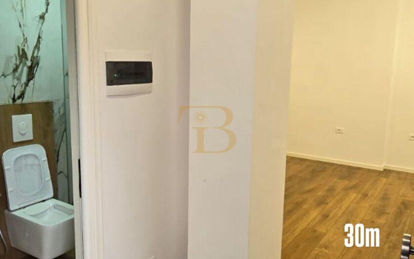 2 Gazoniere në shitje, Ish Diplomat 1