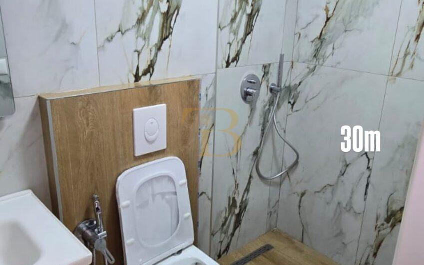 2 Gazoniere në shitje, Ish Diplomat 1