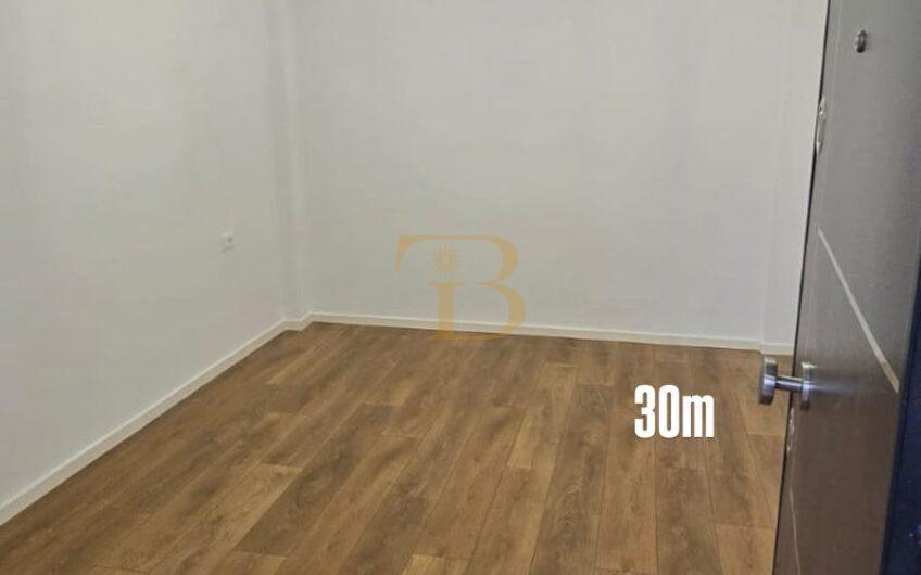 2 Gazoniere në shitje, Ish Diplomat 1