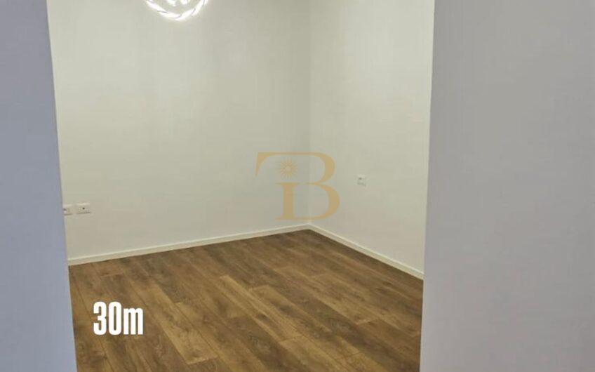 2 Gazoniere në shitje, Ish Diplomat 1